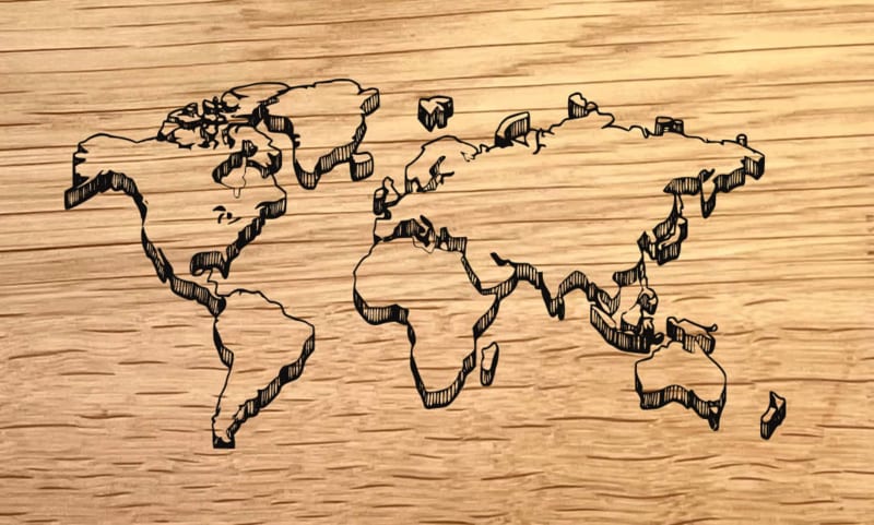 Borrelplank wereldkaart in 3D - Reis & Avontuur graveringen
